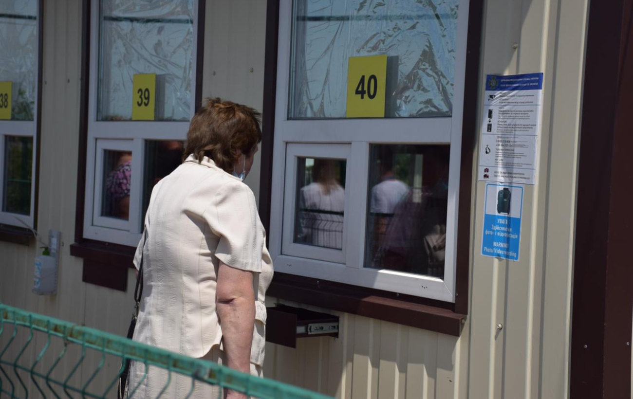 Чи відмовлятимуть жінкам-медикам у виїзді за кордон: пояснення юриста